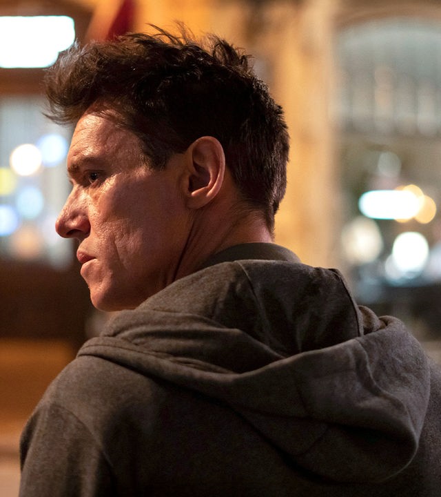 "The Good Neighbor": Nahaufnahme: Robert (Jonathan Rhys Meyers) steht von der Kamera abgekehrt und mit finsterem Blick in nächtlicher Straße.