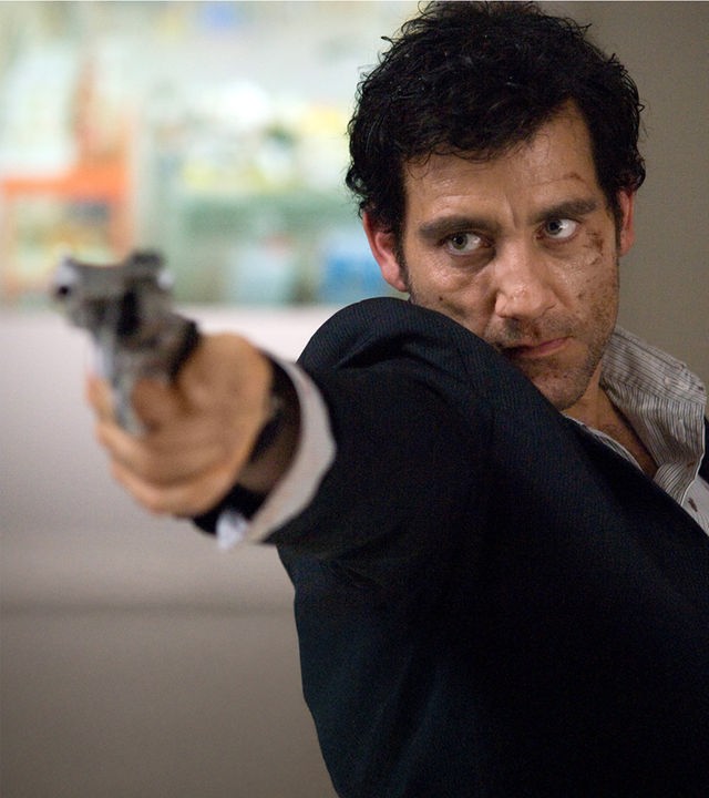 Louis Salinger (Clive Owen) zielt mit einem Revolver auf die Kamera