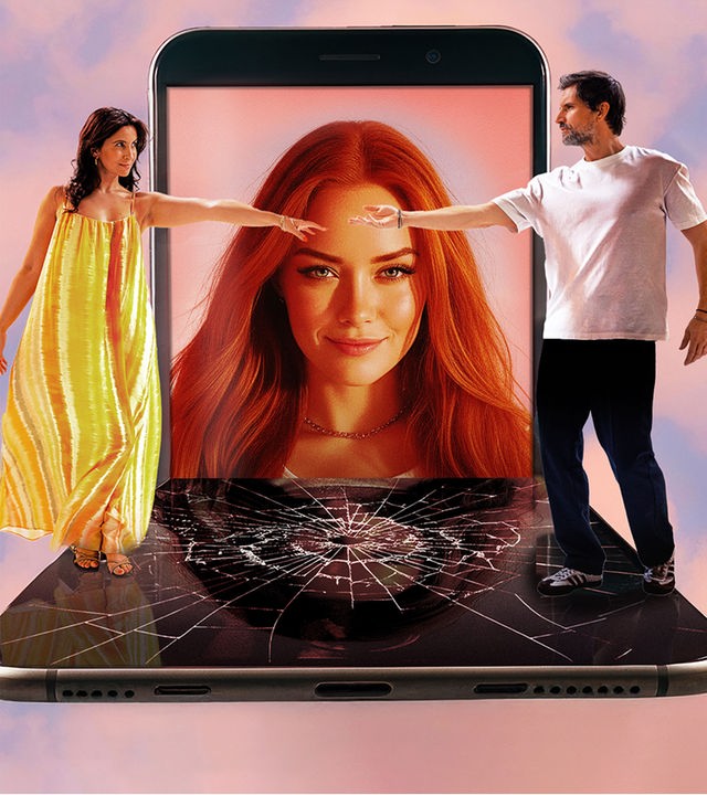 Frank (Tom Beck) und Lisa (Chryssanthi Kavazi) stehen sich mit Abstand gegenüber, beide strecken einen Armen zueinander, ohne sich zu berühren. Im Hintergrund sieht man eine junge Frau auf einem Handy-Bildschirm.