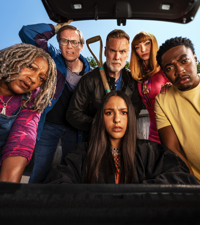  The Outlaws von links: Frank (Christopher Walken), Rani (Rhianne Barreto), Christian (Gamba Cole), Greg (Stephen Merchant), Gabby (Eleanor Tomlinson)