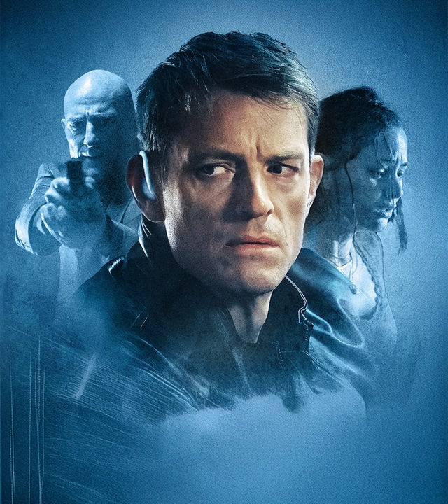 "The Silent Hour": Plakatmotiv, Fotomontage: Die Köpfe von Doug Slater (Mark Strong), Frank Shaw (Joel Kinnaman) und Ava Fremont (Sandra Mae Frank) liegen vor einem verwaschenen, blauen Hintergrund. Während die Aufnahmen von Doug Slater und Ava Fremont blau koloriert sind und sich in den Hintergrund einfügen, ist das Abbild von Frank Shaw als reguläres Foto belassen. Dieses Bild liegt in der Mitte vor den beiden anderen. Doug Slater zielt mit erhobener Pistole nach vorne, Ava Fremont schaut verzweifelt seitlich nach unten.
