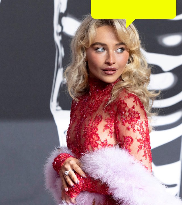 Sabrina Carpenter steht  vor einem schwarz-weißem Hintergrund  bei der Verleihung der MTV Video Music Awards 2025 in der UBS Arena in New York.