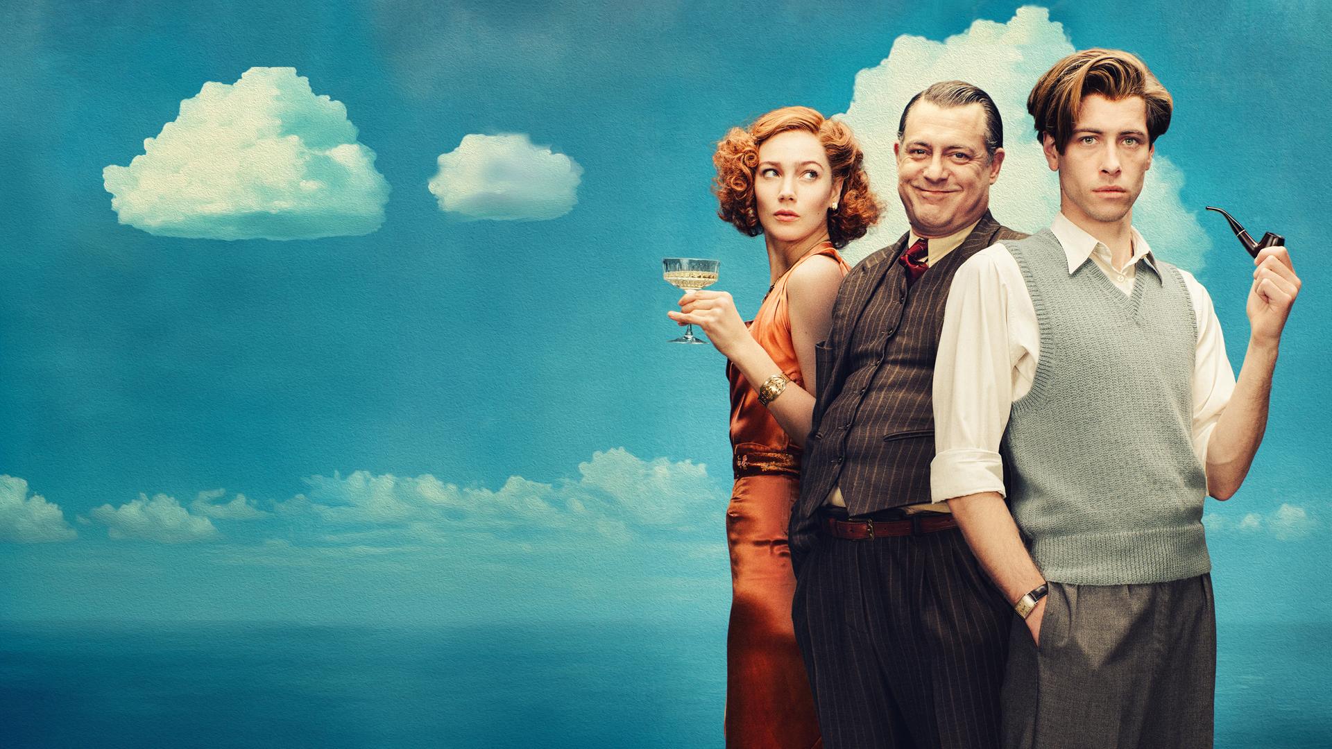 René Magritte (Pierre Gervais), Elt Mesens (Geert Van Rampelberg) und Sheila Legge (Lauren Versnick) stehen vor einem gemalten Himmel mit Wolken im Stil von René Magritte.