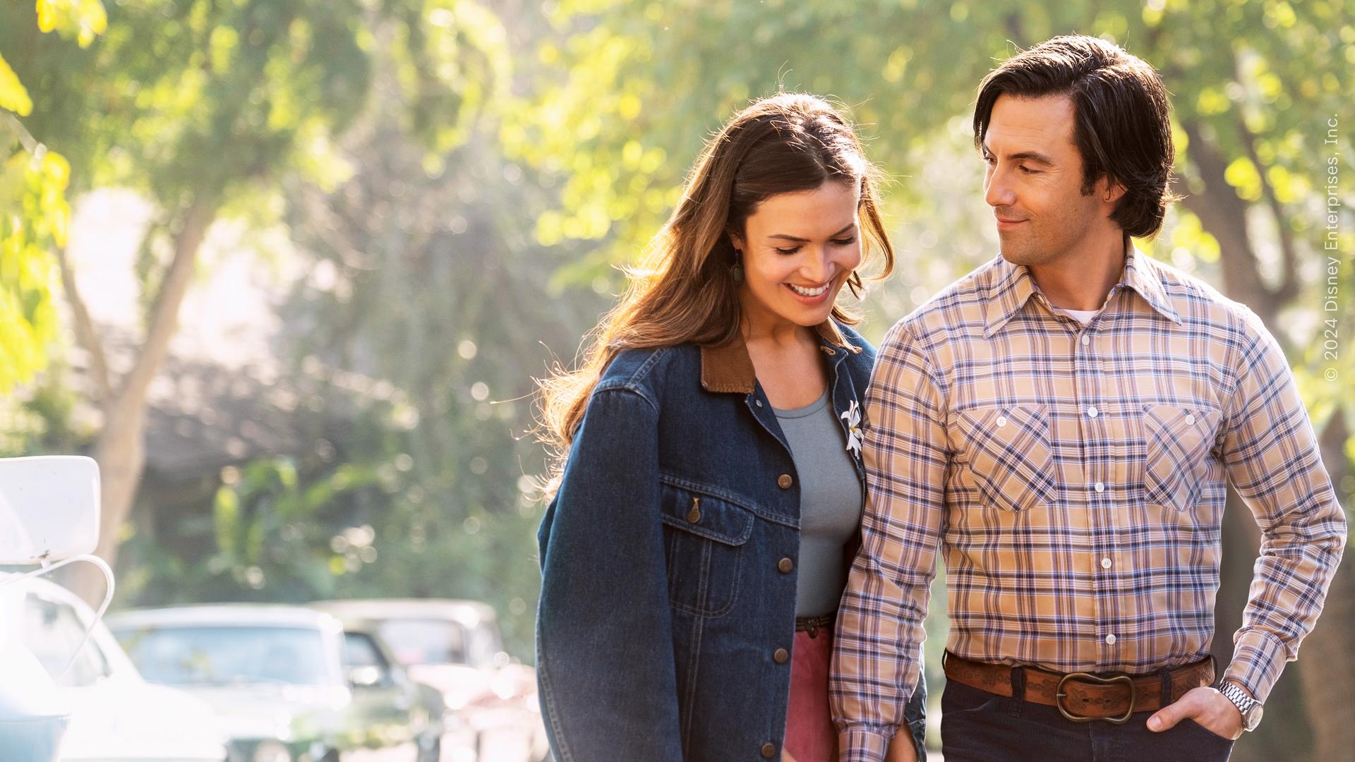 Das Ehepaar Jack und Rebecca Pearson (Milo Ventimiglia, Amanda Leigh Moore) gehen Hand in Hand eine Straße entlang. Er schaut sie lächelnd an, sie schaut verträumt nach unten. Im Hintergrund sieht man Bäume und ein paar Autos aus den 1970er Jahren. Die Szene ist in ein schönes weiches Licht getaucht.