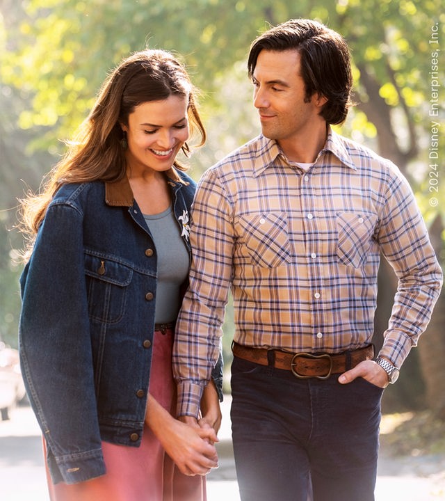 Das Ehepaar Jack und Rebecca Pearson (Milo Ventimiglia, Amanda Leigh Moore) gehen Hand in Hand eine Straße entlang. Er schaut sie lächelnd an, sie schaut verträumt nach unten. Im Hintergrund sieht man Bäume und ein paar Autos aus den 1970er Jahren. Die Szene ist in ein schönes weiches Licht getaucht.