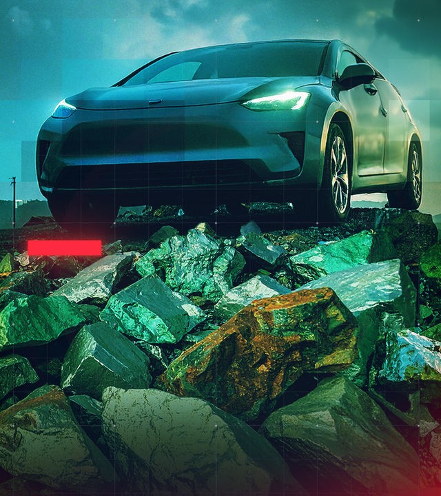 E-Auto auf einem grünlich schimmernden Berg von Nickel, im Hintergrund Nickel-Mine in Indonesien