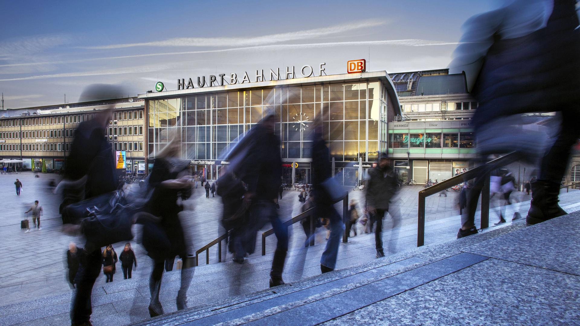 Bahnhofsvorplatz des Kölner Haupfbahnhofs. Köln