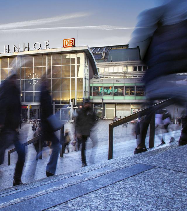 Bahnhofsvorplatz des Kölner Haupfbahnhofs. Köln