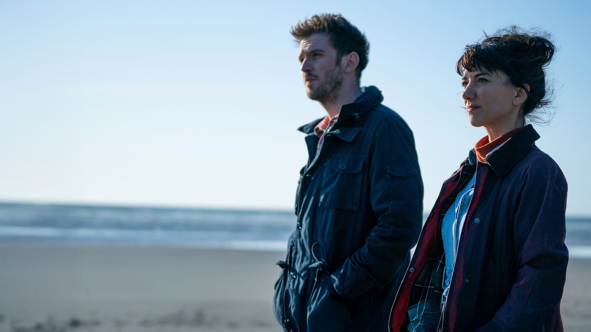 Charlie (Dan Stevens) hält seine Frau Michelle (Alison Brie) im Arm.