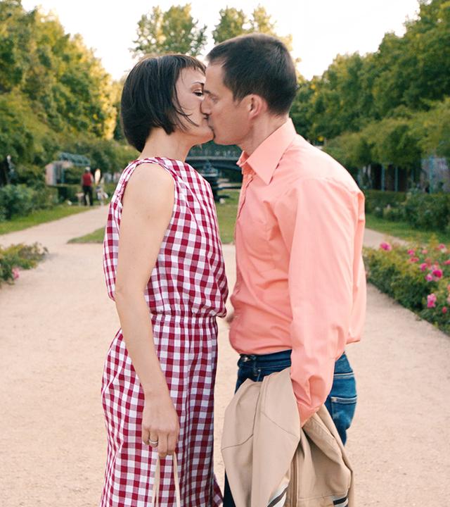  Senta (Nicolette Krebitz) und Thomas (Clemens Schick) küssen sich zwischen Blumenbeeten im Park