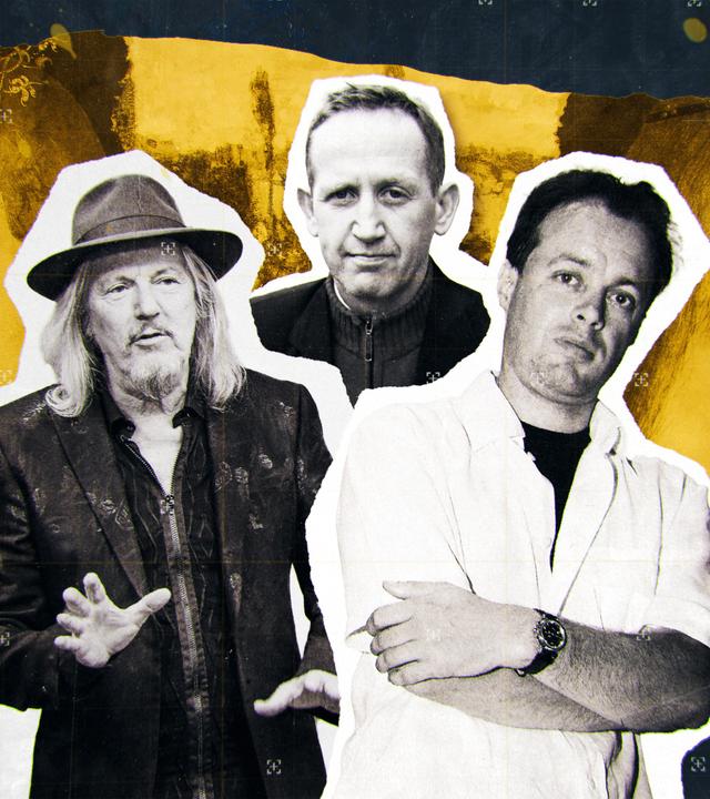 Auf dem Bild sind drei Männer zu sehen. Sie sind schwarz-weiß. Der Mann ganz vorne im Bild verschränkt seine Arme. Der Mann links trägt einen schwarzen Hut und hat lange weiße Haare. Im Hintergrund ist eine gelbe Collage zu sehen. Links und rechts sind im gelben Streifen Frauengesichter zu erkennen.