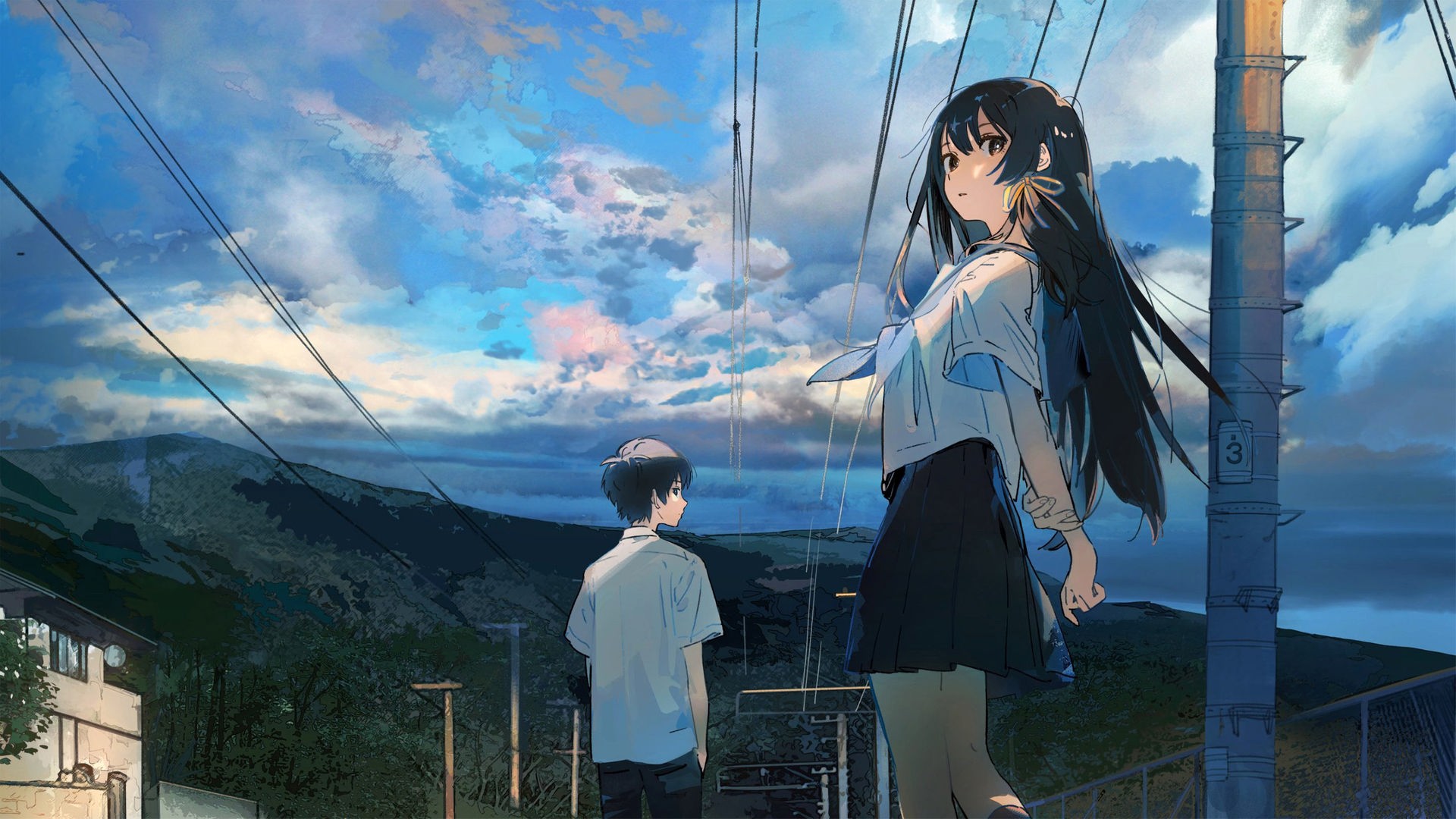 Anime, Halbnahe, leichte Untersicht: Kaoru Tono (Oji Suzuka) und seine neue Mitschülerin Anzu Hanashiro (Marie Iitoyo) stehen in Schuluniformen auf einer Eisenbahnbrücke neben einem nur teilweise sichtbaren Haus. Kaoru hat sich abgewandt, Anzu schaut über ihre Schulter nach hinten. Im Hintergrund liegt ein Gebirgszug unter blauem Wolkenhimmel.