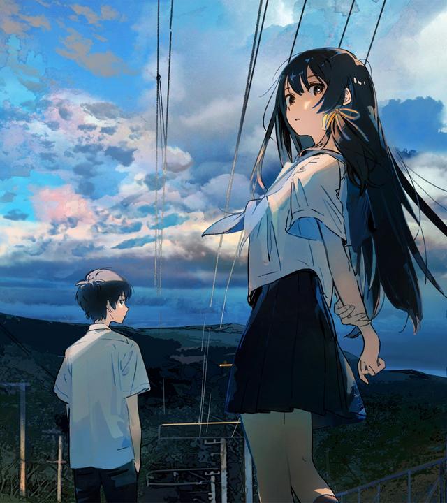 Anime, Halbnahe, leichte Untersicht: Kaoru Tono (Oji Suzuka) und seine neue Mitschülerin Anzu Hanashiro (Marie Iitoyo) stehen in Schuluniformen auf einer Eisenbahnbrücke neben einem nur teilweise sichtbaren Haus. Kaoru hat sich abgewandt, Anzu schaut über ihre Schulter nach hinten. Im Hintergrund liegt ein Gebirgszug unter blauem Wolkenhimmel.