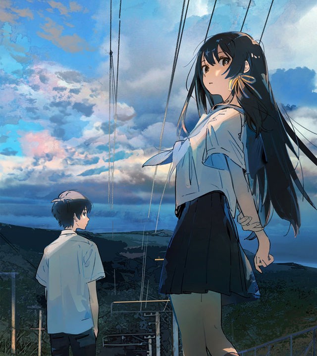 Anime, Halbnahe, leichte Untersicht: Kaoru Tono (Oji Suzuka) und seine neue Mitschülerin Anzu Hanashiro (Marie Iitoyo) stehen in Schuluniformen auf einer Eisenbahnbrücke neben einem nur teilweise sichtbaren Haus. Kaoru hat sich abgewandt, Anzu schaut über ihre Schulter nach hinten. Im Hintergrund liegt ein Gebirgszug unter blauem Wolkenhimmel.