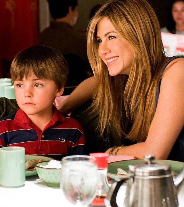 Sebastian (Thomas Robinson) sitzt mit beobachtendem Blick an einem gedeckten Tisch in einem Restaurant.