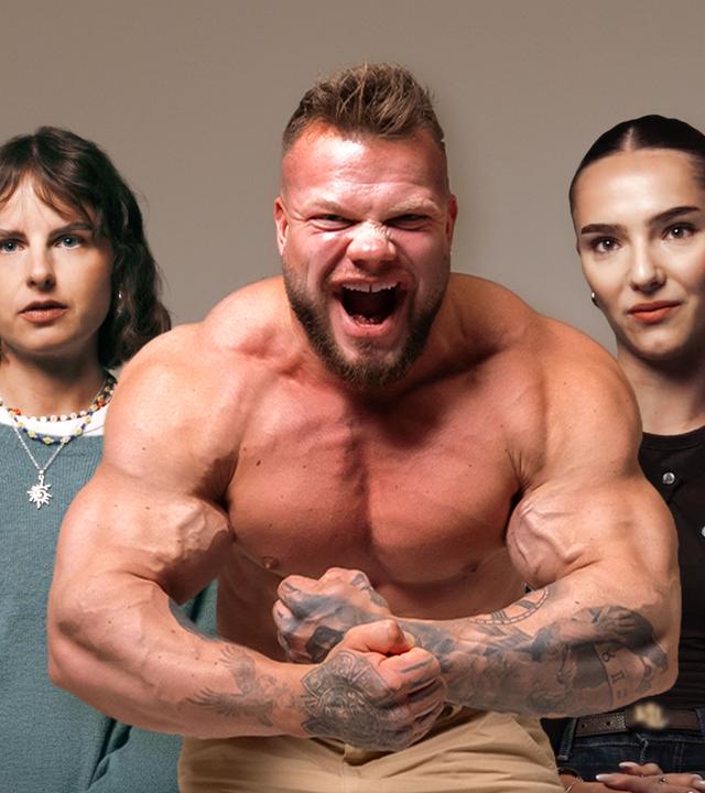 Links und rechts stehen zwei Frauen und in der Mitte steht ein Bodybuilder oberkörperfrei, er zeigt seine Muskeln.