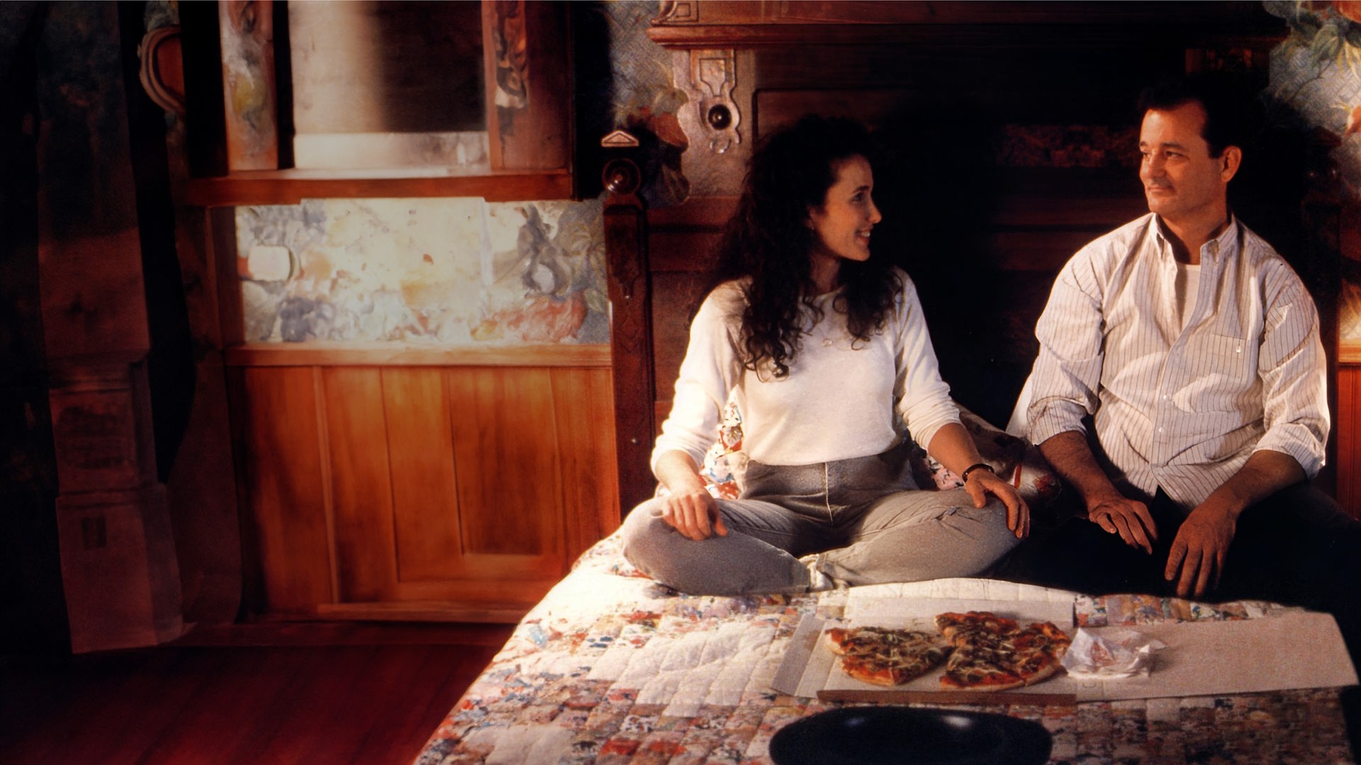 "Und täglich grüßt das Murmeltier": Phil Connors (Bill Murray) und Rita (Andie MacDowell) sitzen zusammen im Bett und essen Pizza