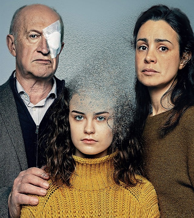 "Unseen: Der letzte Tag des Exils": Laurence Decondé (Myriem Akheddiou) und ihr Vater Victor Decondé (Luc van Grunderbeeck) stehen beschützend hinter Lily (Elisa Echevarria).