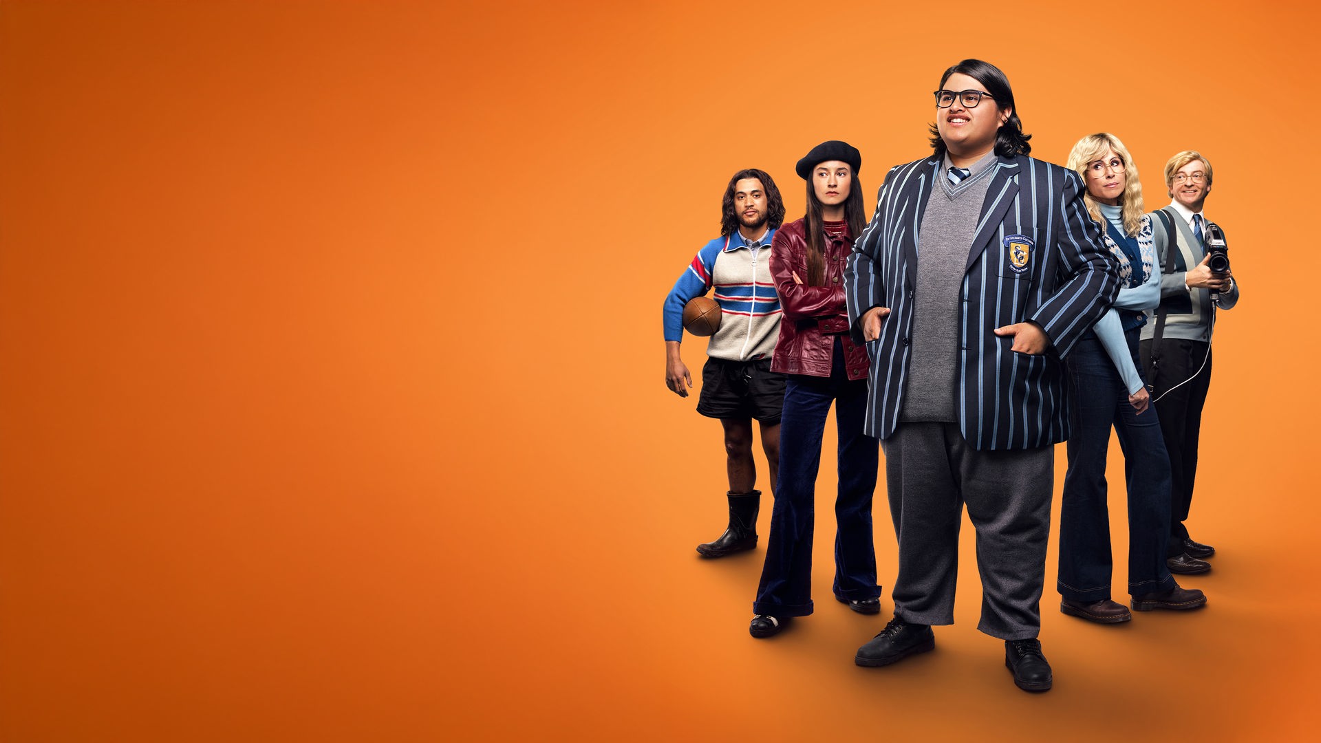 Plakatmotiv zum Film mit den Hauptdarstellern: Von links: James Rolleston, Erana James, Julian Dennison, Minnie Driver und Rhys Darby "Uproar": Vor einem orangefarbenen Hintergrund stehen Jamie (James Rolleston), Samantha (Erana James), Josh (Julian Dennison), Shirley (Minnie Driver) und Bruder Madigan (Rhys Darby) nebeneinander.