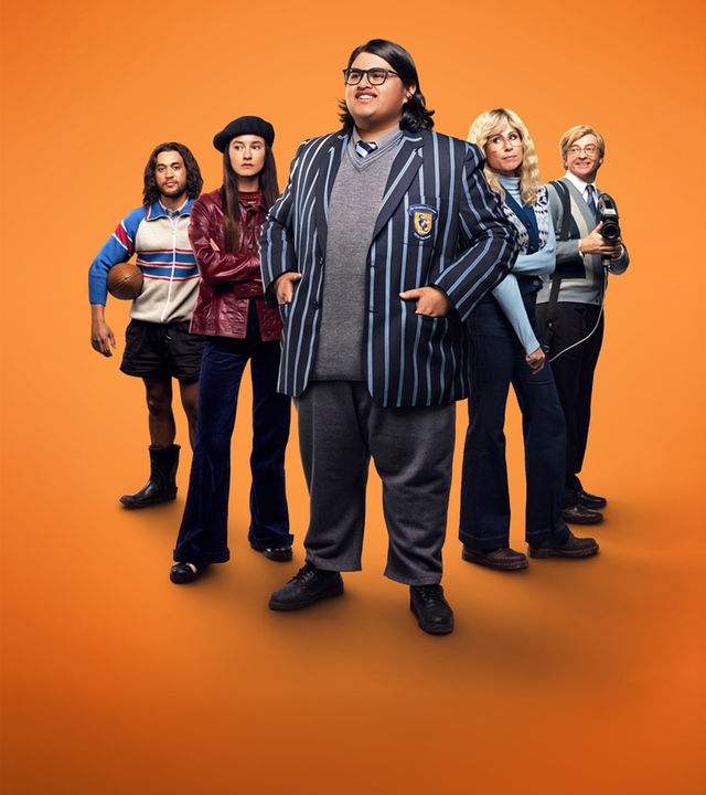 Plakatmotiv zum Film mit den Hauptdarstellern: Von links: James Rolleston, Erana James, Julian Dennison, Minnie Driver und Rhys Darby "Uproar": Vor einem orangefarbenen Hintergrund stehen Jamie (James Rolleston), Samantha (Erana James), Josh (Julian Dennison), Shirley (Minnie Driver) und Bruder Madigan (Rhys Darby) nebeneinander.
