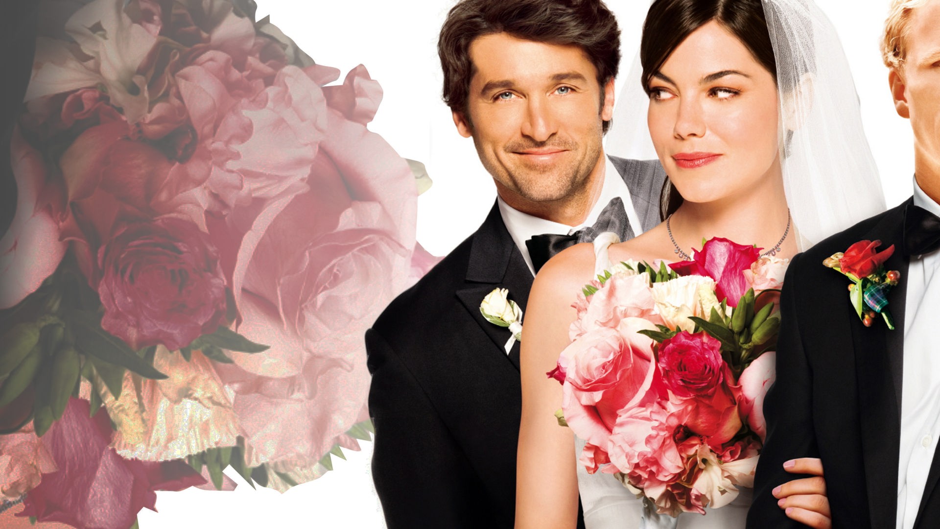 Hannah (Michelle Monaghan) im Hochzeitskleid mit einem großen Rosenstrauß steht neben Tom Bailey (Patrick Dempsey) im Smoking vor weißem Hintergrund.