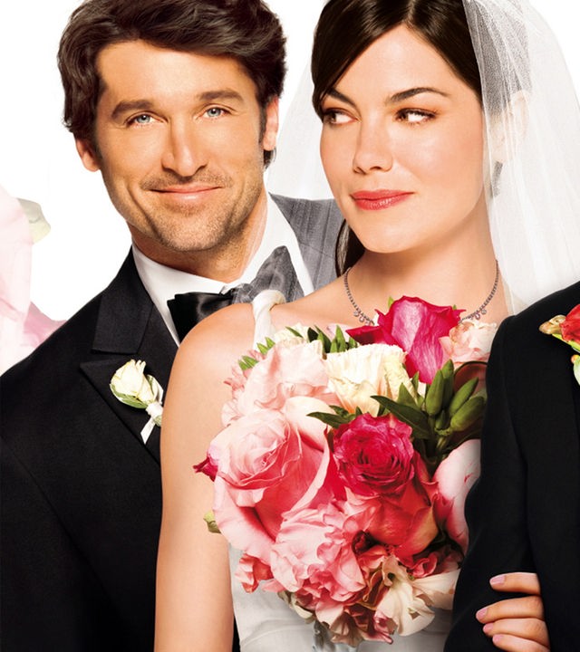 Hannah (Michelle Monaghan) im Hochzeitskleid mit einem großen Rosenstrauß steht neben Tom Bailey (Patrick Dempsey) im Smoking vor weißem Hintergrund.