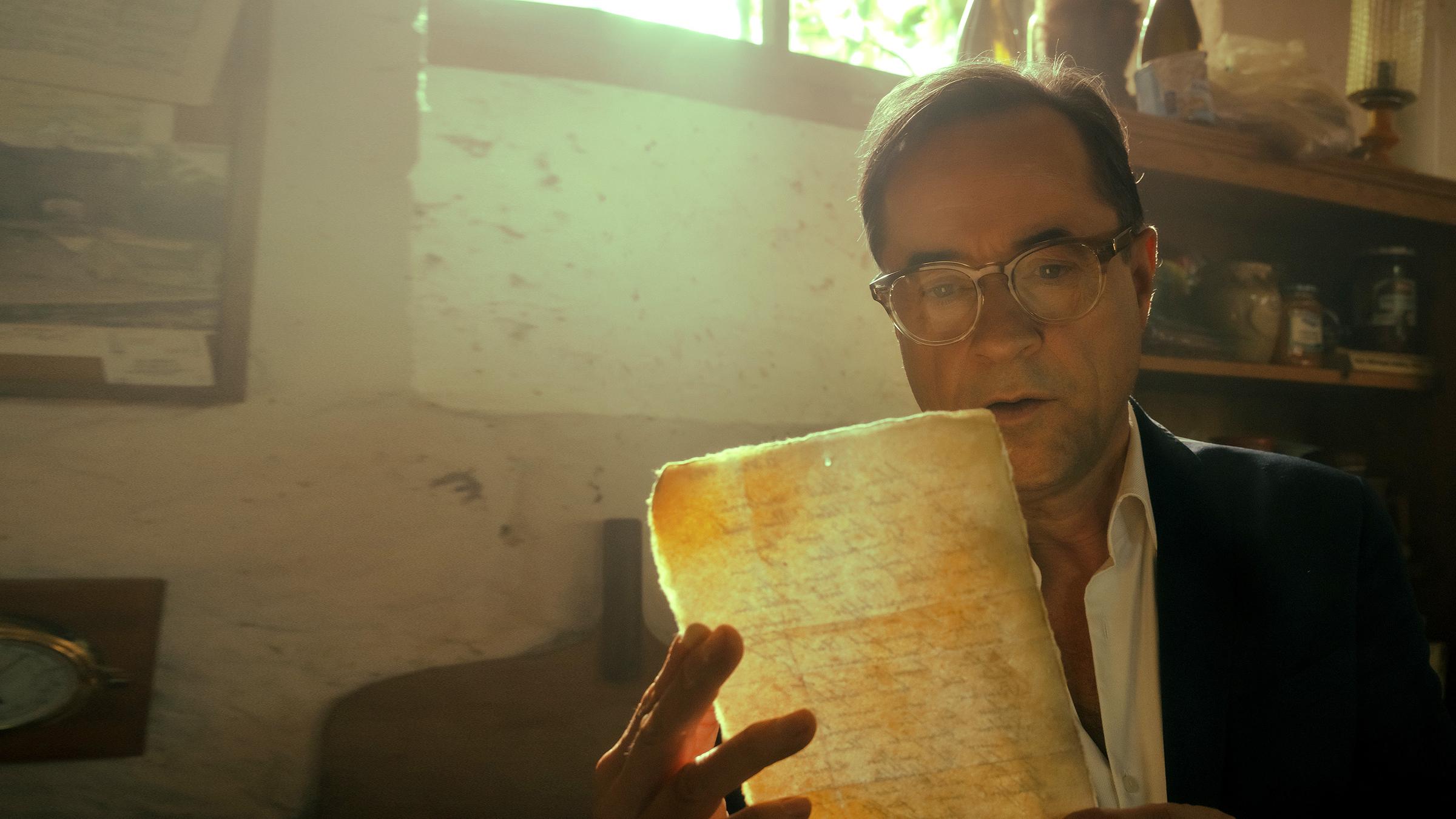 "Versunkene Gräber": Joachim Vernau (Jan Josef Liefers) liest einen Brief.