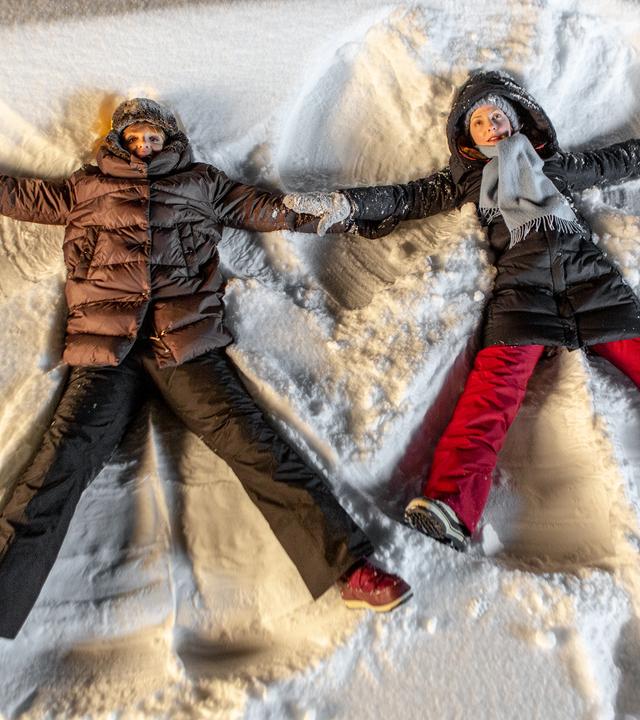Gitte (Ulrike Kriener) und Annika (Katharina Schüttler) liegen mit dem Rücken im Schnee und haben jeweils Beine und Arme vom Körper weggespreizt. Die Spuren im Schnee sehen aus wie ein Engel mit Flügeln. Es ist dunkel. Beide schauen nach oben.
