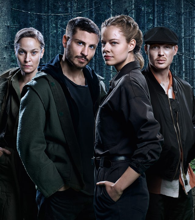 Von links: Ira (Jeanette Hain), Nick (Jannik Schümann), Julia (Emma Bading), Karl (David Schütter)
