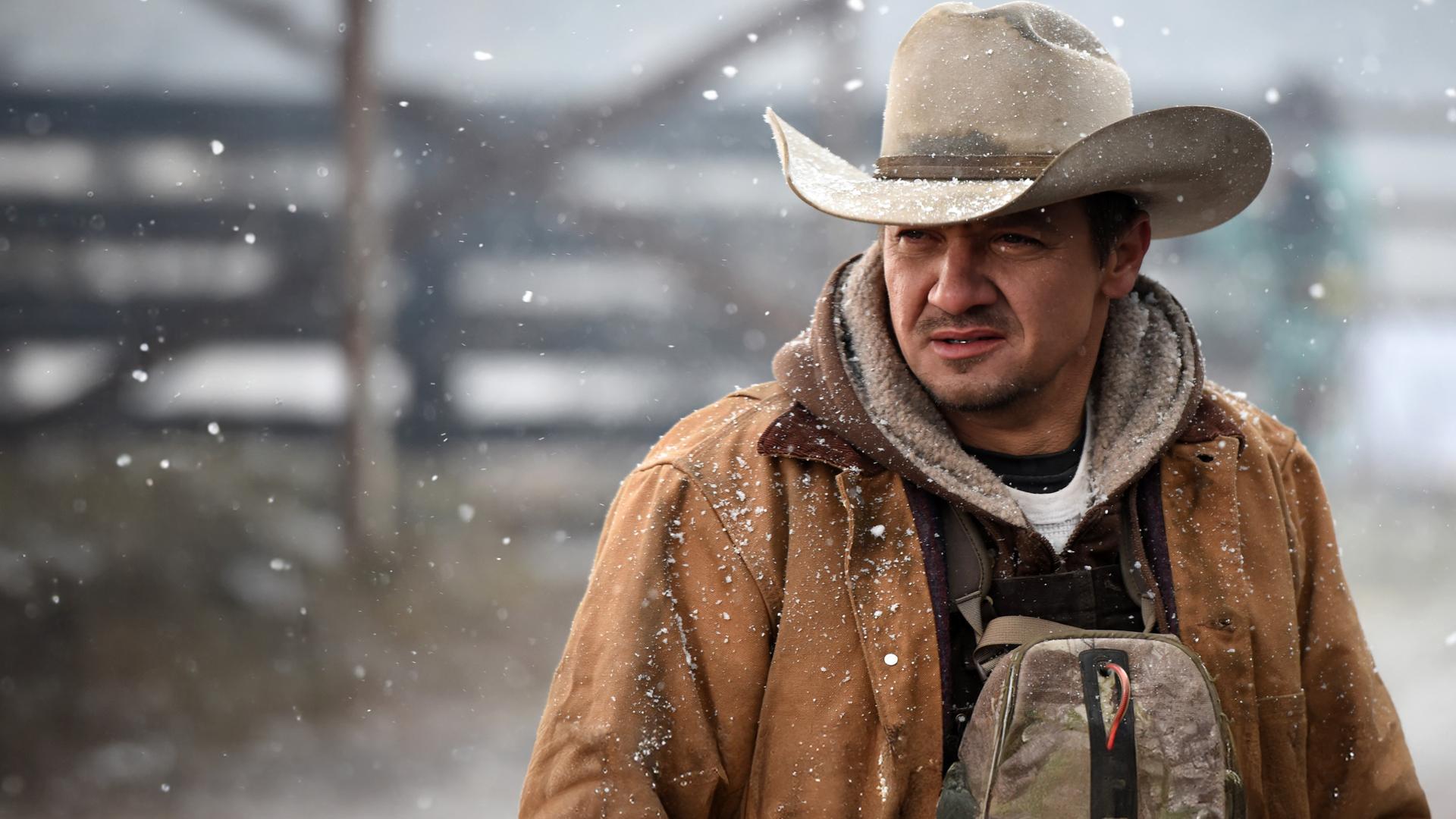 Cory Lambert (Jeremy Renner) in Nahaufnahme während es schneit.