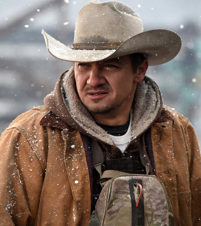 Cory Lambert (Jeremy Renner) in Nahaufnahme während es schneit.