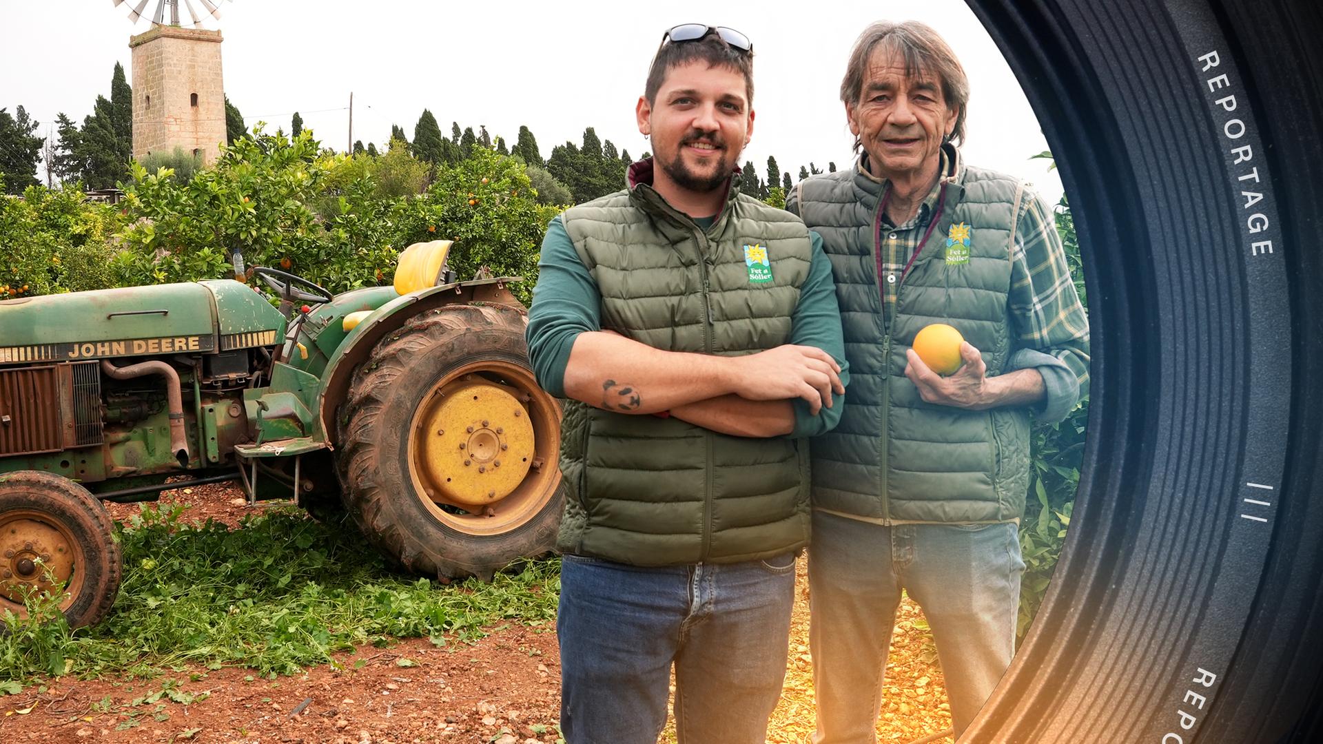 Franz Kraus und Stefan Livida stehen vor einem Traktor. Im Hintergrund stehen Orangenbäume.