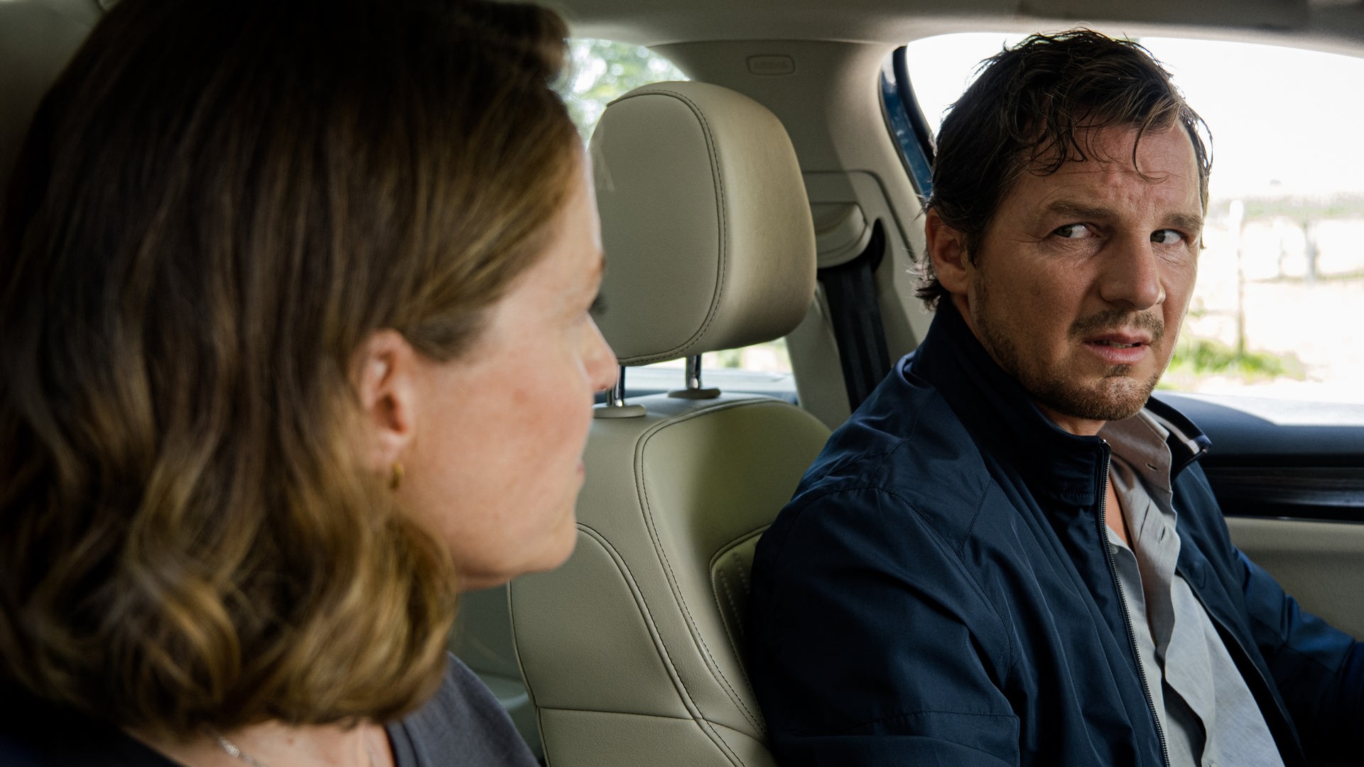 "Wir haben einen Deal": Das Ehepaar Sabina und Frank Lechner (Patricia Aulitzky und Felix Klare) sitzt in einem Auto. Sabina blickt zu Frank, der neben ihr sitzt und einen verzweifelten Gesichtsausdruck zeigt.