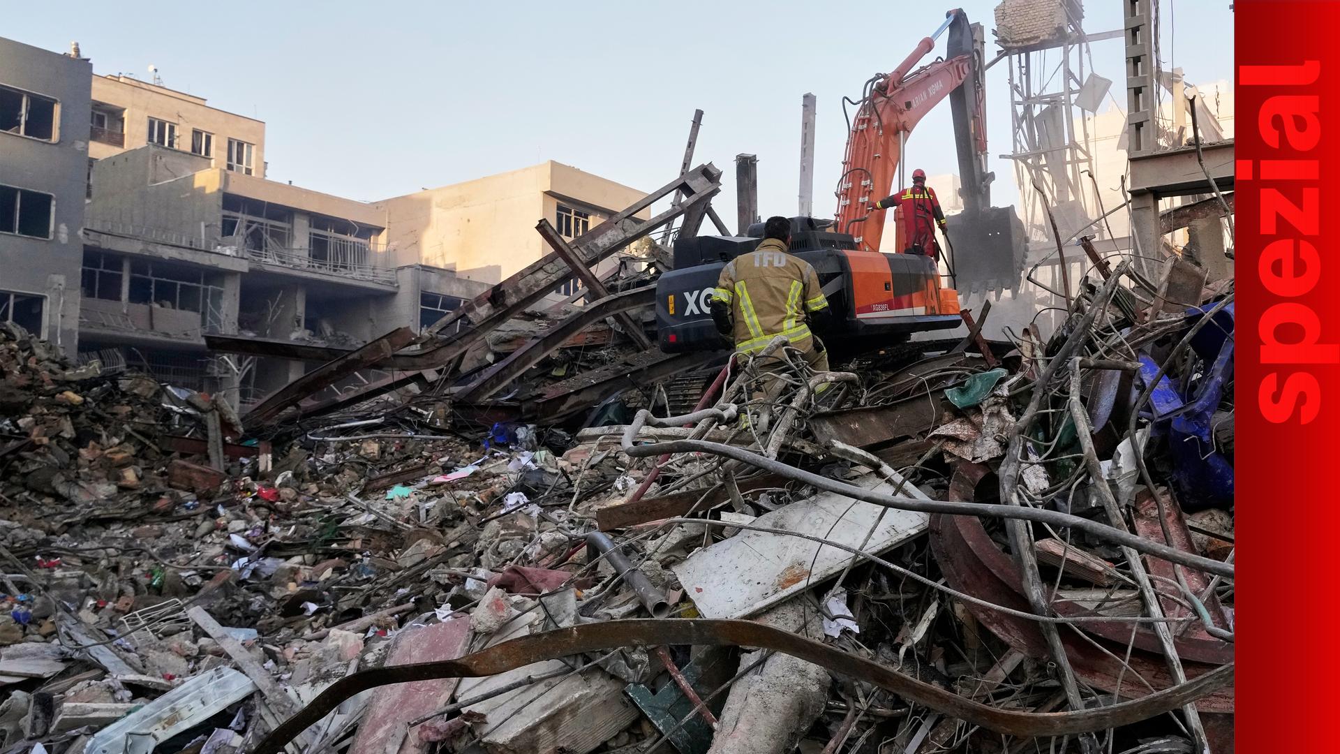 Mitarbeiter des Zivilschutzes begutachten die Trümmer einer Polizeistation, nachdem diese im Rahmen der gemeinsamen Militäraktion der USA und Israels in Teheran, Iran, am Montag, dem 2. März 2026, getroffen wurde.