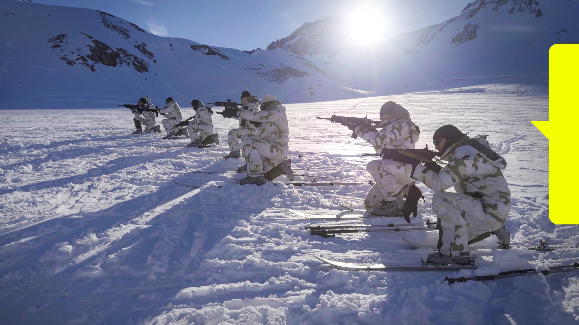 Soldaten bei einer Schießübung in verschneiten Bergen