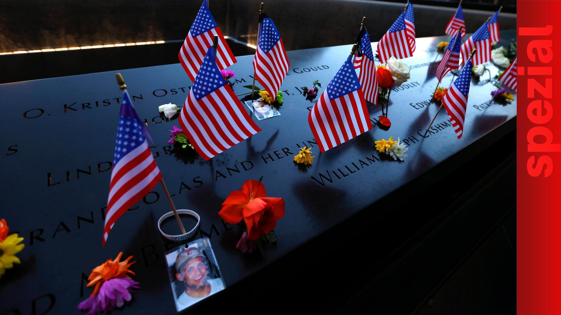 Blumen an den Erinnerungstafeln am Platz, an dem das World Trade Center stand