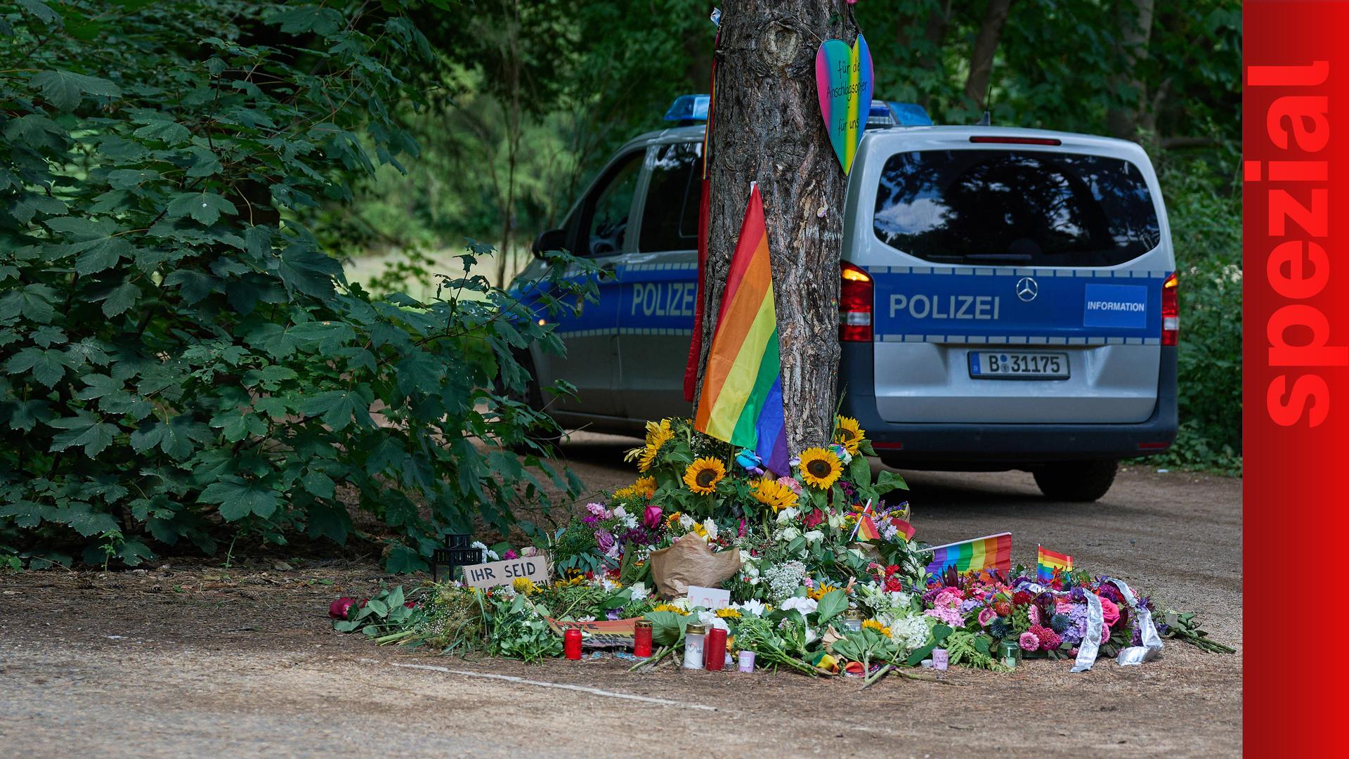 Im Berliner Tiergarten liegen Blumen und Beileidsbekundungen an einem der Tatorte im Berliner Tiergarten, zwei Tage nach dem Anschlag. 