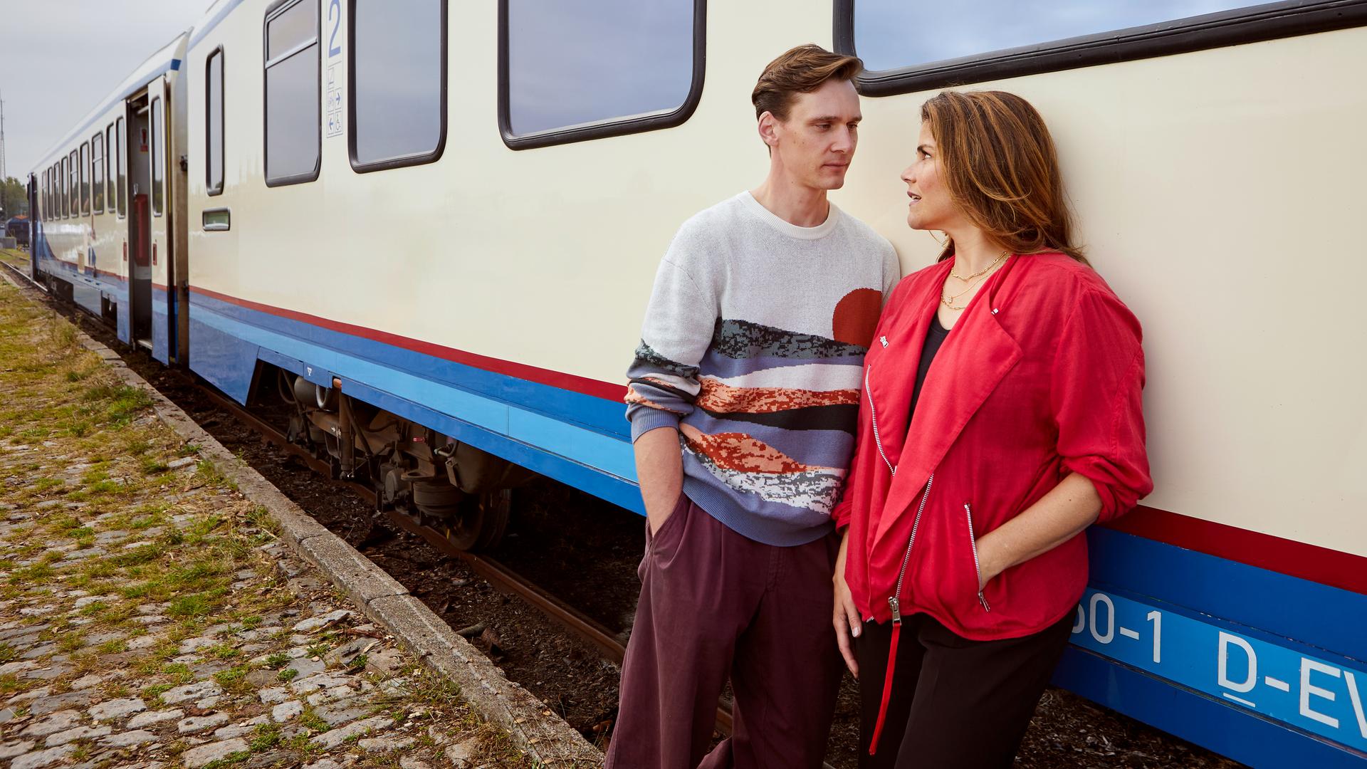 Otis (Rick Okon) und Sandra (Katharina Wackernagel) stehen an einen Waggon gelehnt und sehen sich an.