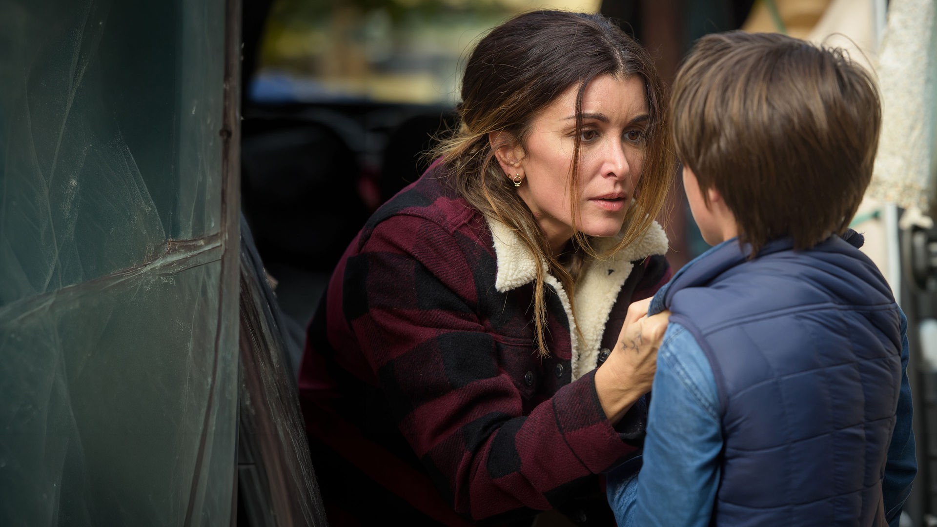 Sarah (Jenifer Bartoli) schaut Léo (Félix Bossuet) in die Augen und scheint ihm etwas zu erklären. Mit ihrer Hand hat sie seinen Kragen gepackt.
