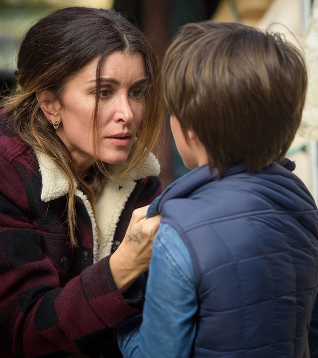 Sarah (Jenifer Bartoli) schaut Léo (Félix Bossuet) in die Augen und scheint ihm etwas zu erklären. Mit ihrer Hand hat sie seinen Kragen gepackt.