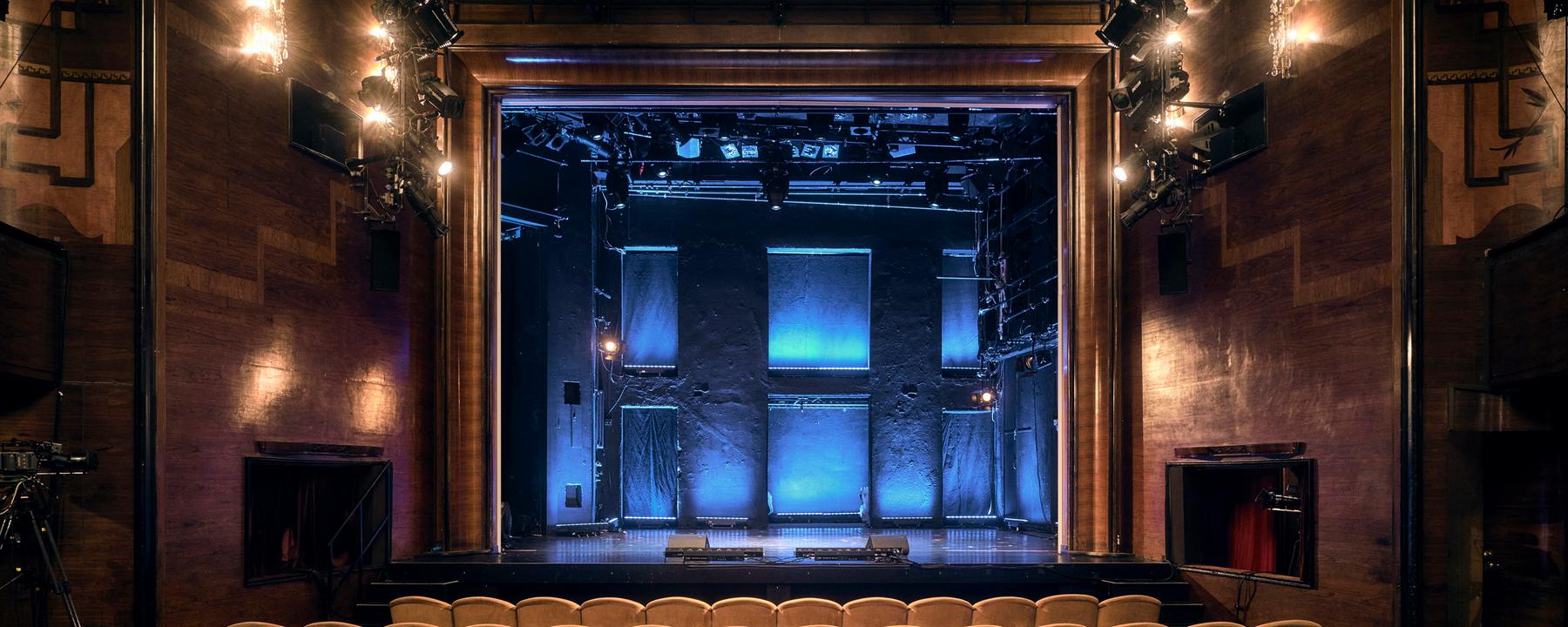 Die blaue beleuchtete Bühne des Renaissance Theaters in Berlin