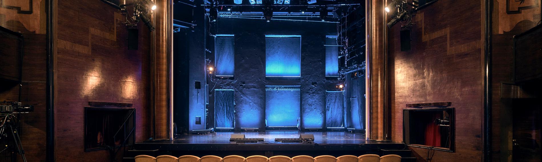 Die blaue beleuchtete Bühne des Renaissance Theaters in Berlin