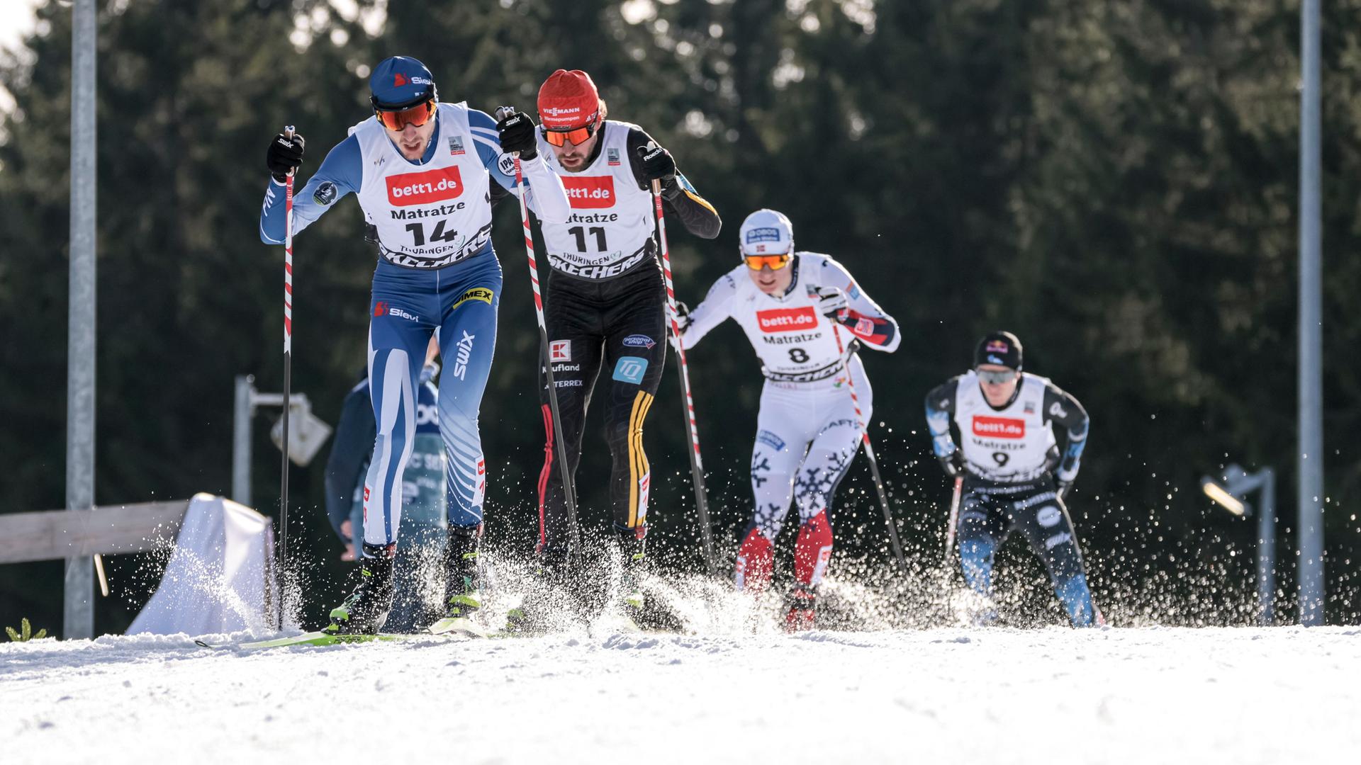 Im FIS Nordic Combined World Cup 2025/26 in Oberhof sind Ilkka Herola (FIN), Johannes Rydzek (GER), Einar Luraas Oftebro (NOR) und Kristjan Ilves (EST) gerade im Rennen in Aktion