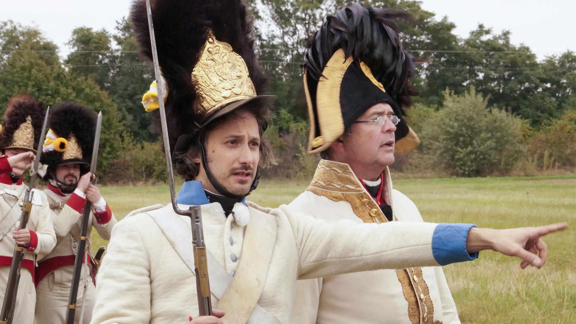 Michael Ostrowski und Korporal Horak. Gemeinsam überlegen sie einen Plan für die bevorstehende nachgestellte Schlacht. 