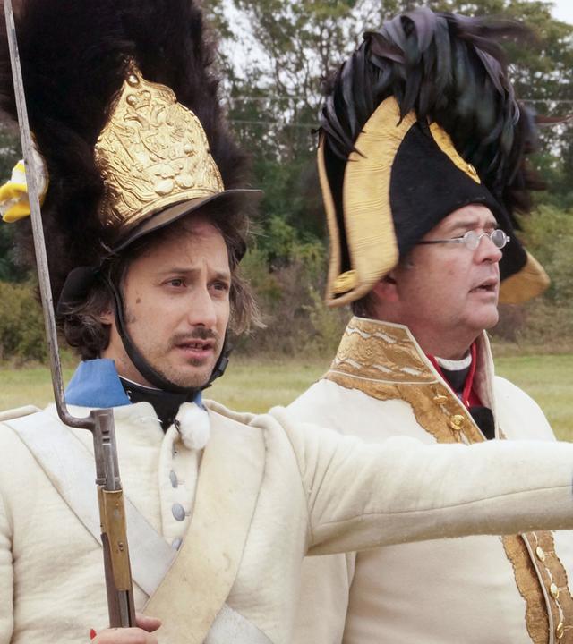 Michael Ostrowski und Korporal Horak. Gemeinsam überlegen sie einen Plan für die bevorstehende nachgestellte Schlacht. 