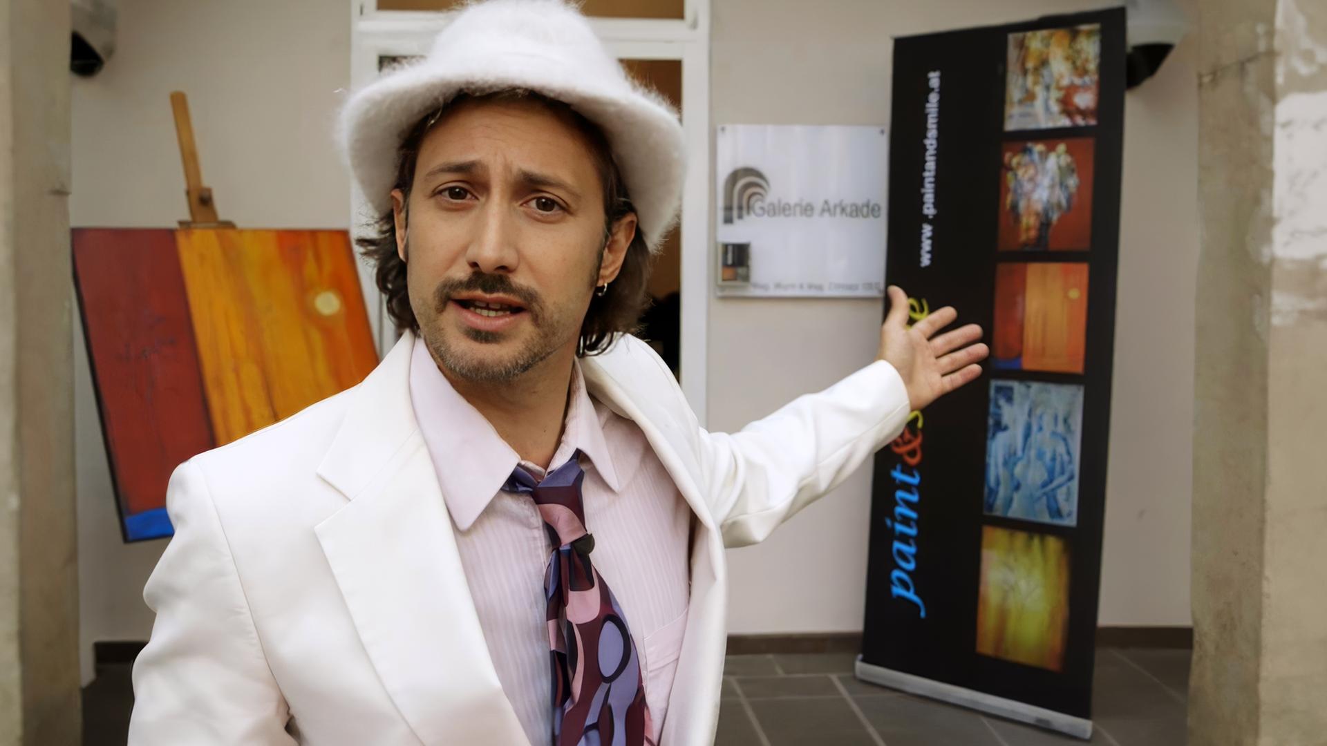 Michael Ostrowski vor dem Maleratelier.