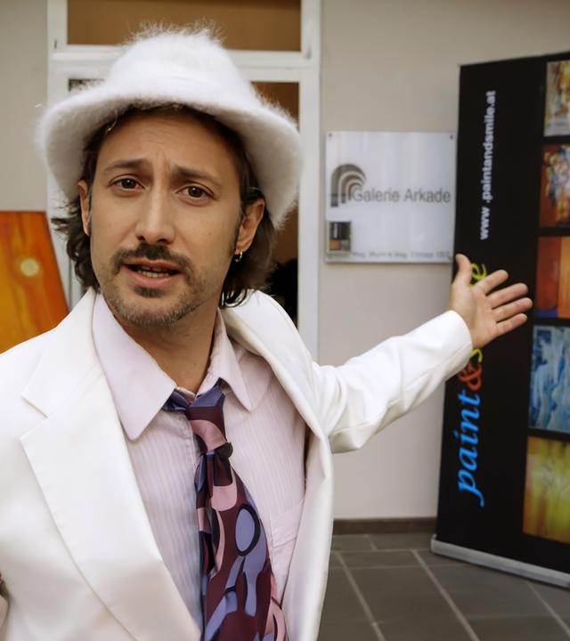 Michael Ostrowski vor dem Maleratelier.