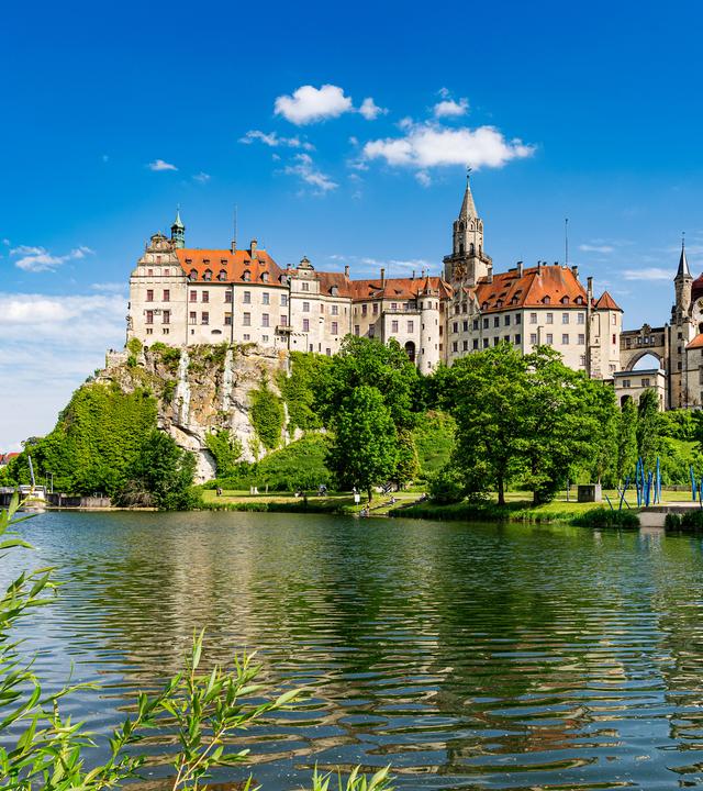 Eine Außenaufnahme eines Schlosses vor strahlend blauem Himmel
