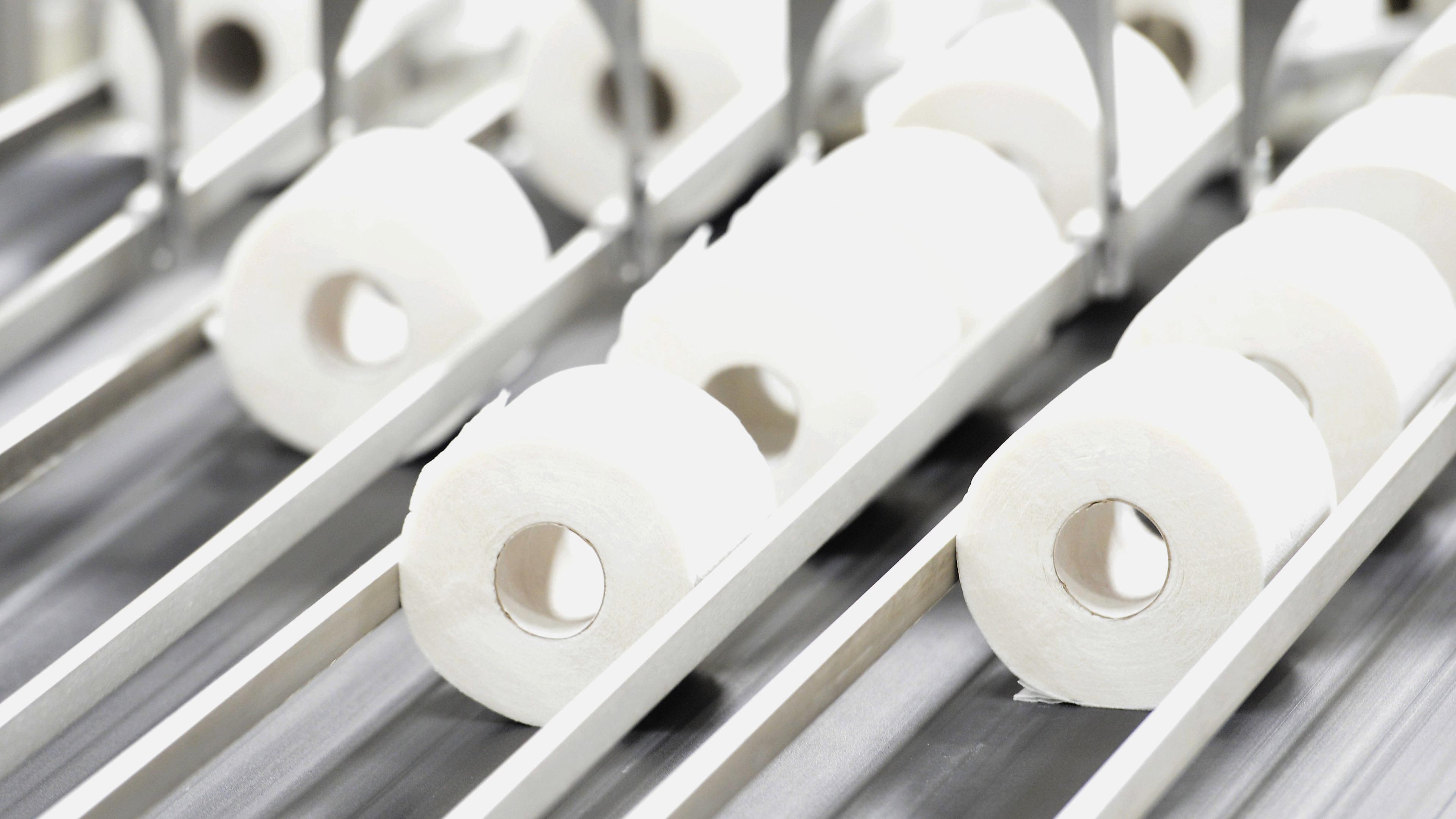 Toilettenpapierrollen in einer Produktionslinie einer Fabrik