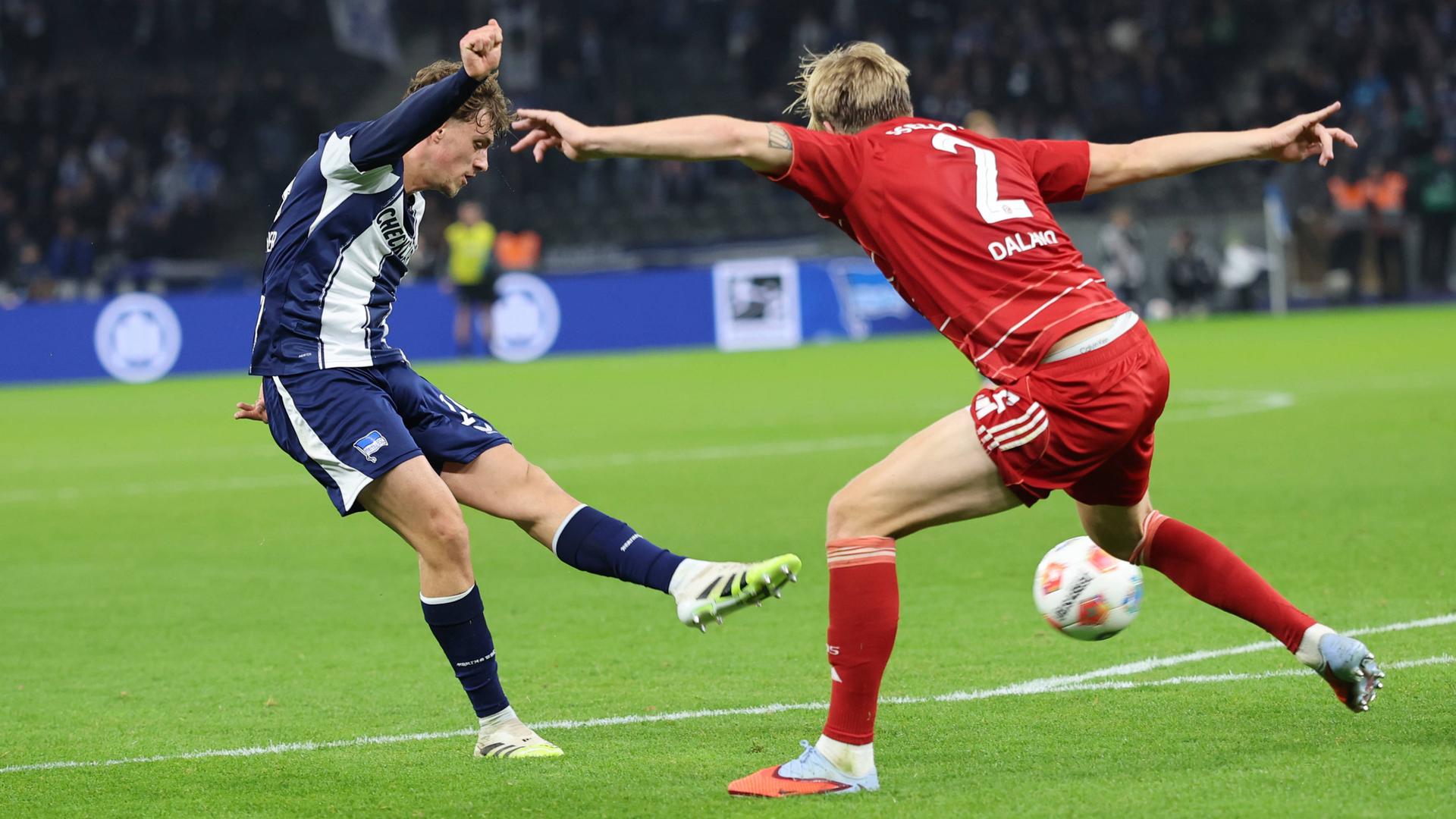 Maurice Krattenmacher (Hertha BSC) schießt den Ball und erzielt ein Tor gegen Fortuna Düsseldorf.